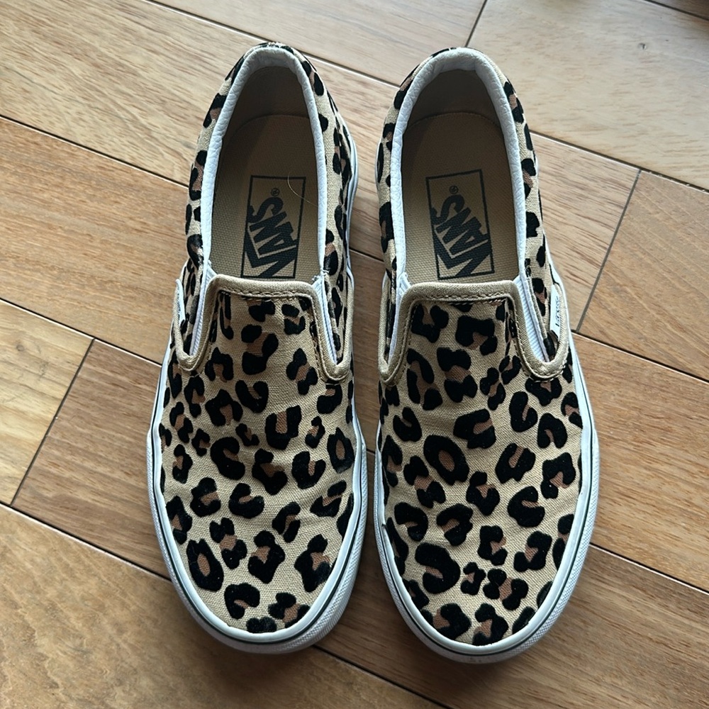 VANS Women’s 5.5 leopard print EUC